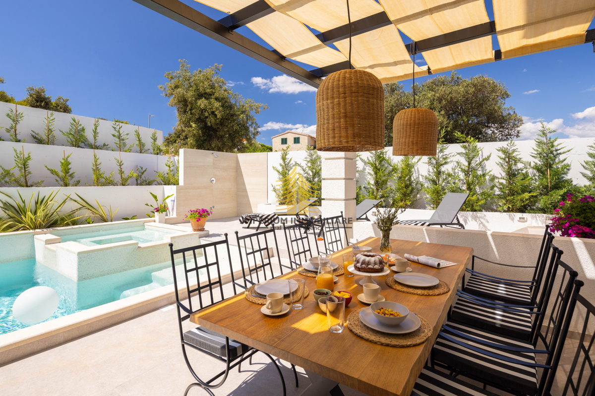 Hiša, prodaja, Rogoznica, Ražanj, 407,32 m2, vila