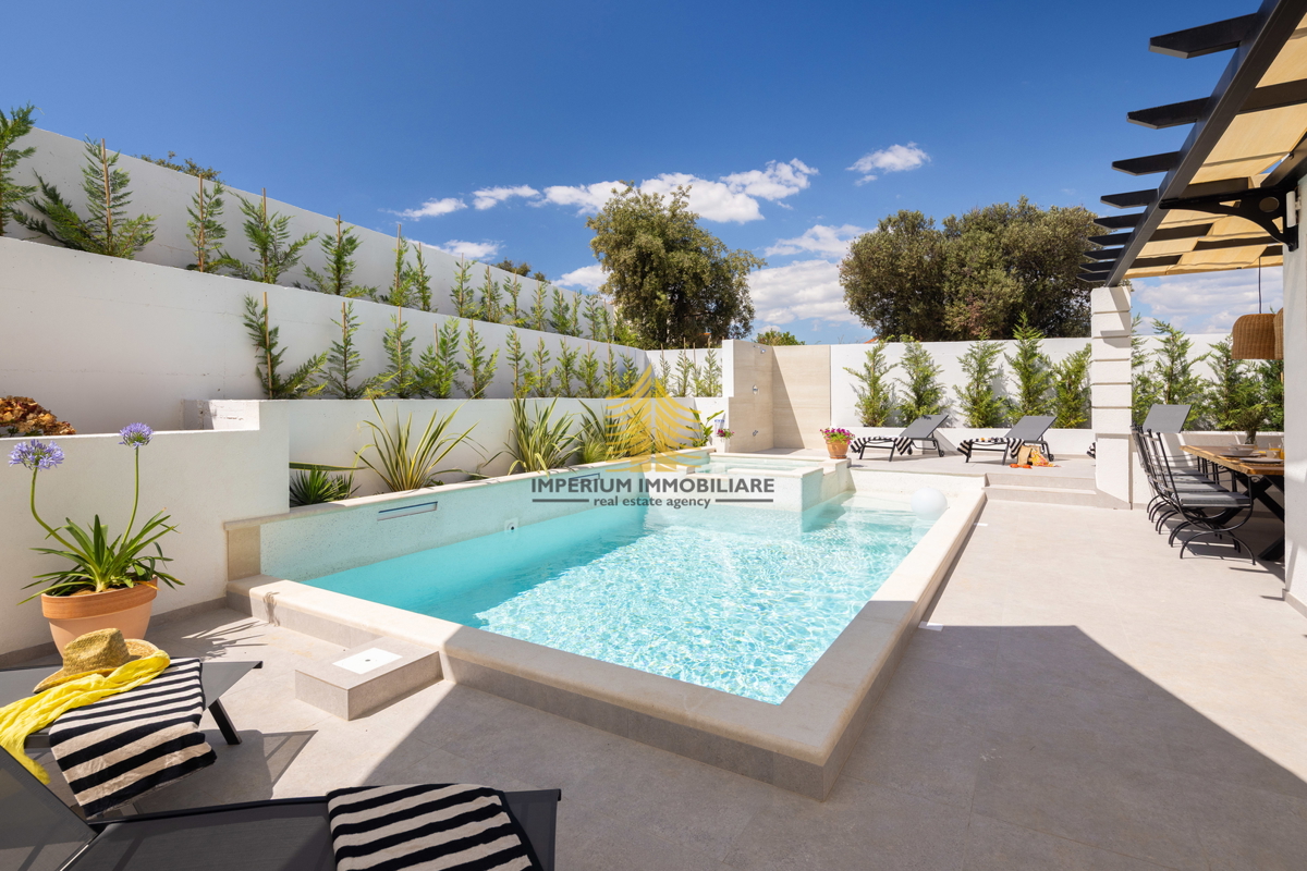 Hiša, prodaja, Rogoznica, Ražanj, 407,32 m2, vila