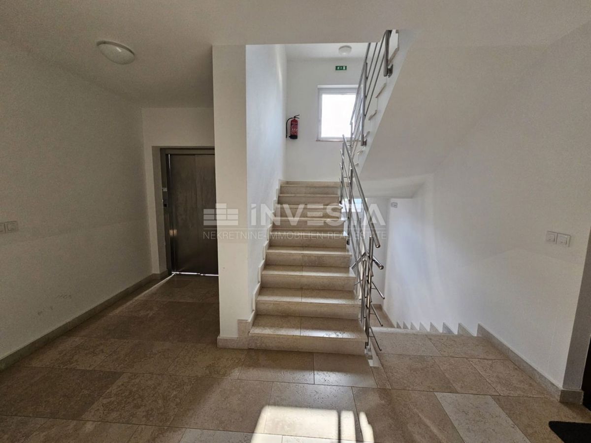 Medulin – opremljeno stanovanje 50 m² v pritličju s prostorno ložo