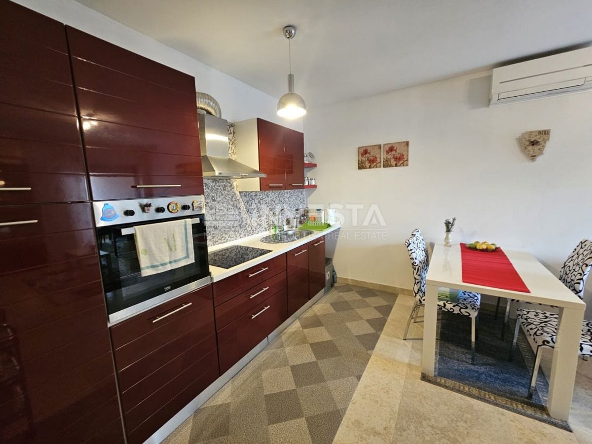Medulin – opremljeno stanovanje 50 m² v pritličju s prostorno ložo