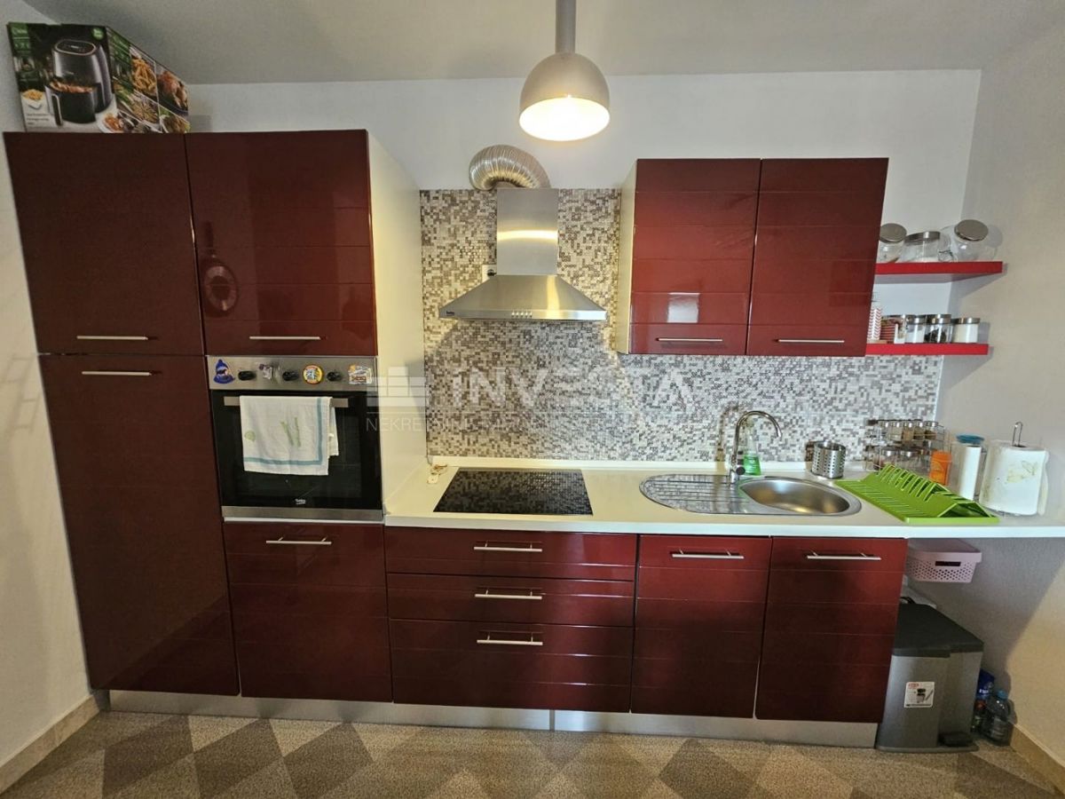 Medulin – opremljeno stanovanje 50 m² v pritličju s prostorno ložo