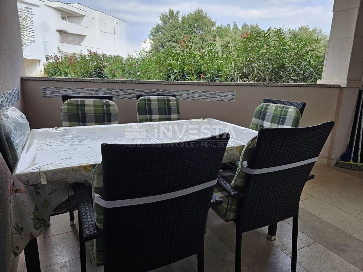 Medulin – opremljeno stanovanje 50 m² v pritličju s prostorno ložo