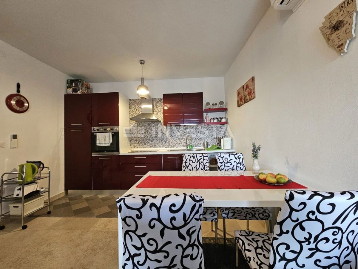 Medulin – opremljeno stanovanje 50 m² v pritličju s prostorno ložo