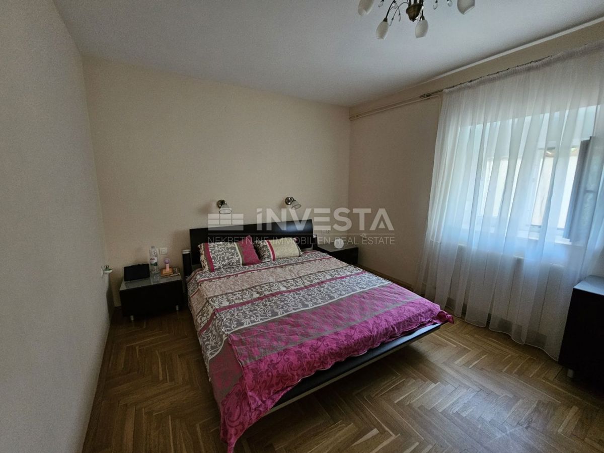 Center Ližnjana, hiša s tremi stanovanji, kletjo in garažo - UGODNO!