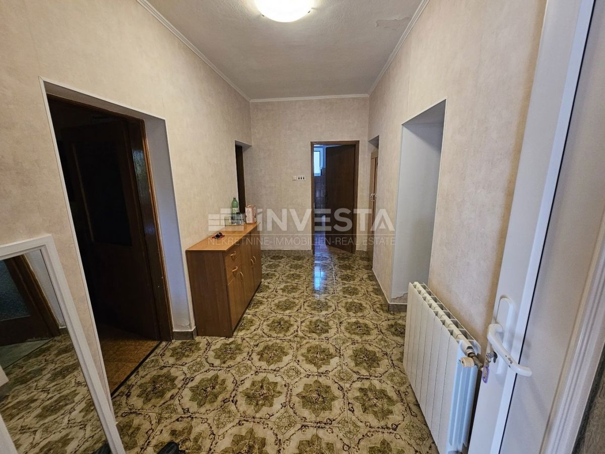 Center Ližnjana, hiša s tremi stanovanji, kletjo in garažo - UGODNO!
