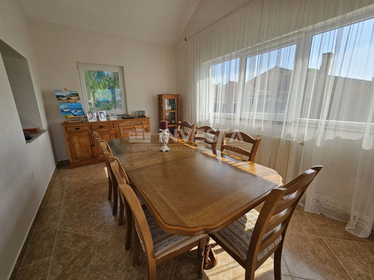 Center Ližnjana, hiša s tremi stanovanji, kletjo in garažo - UGODNO!