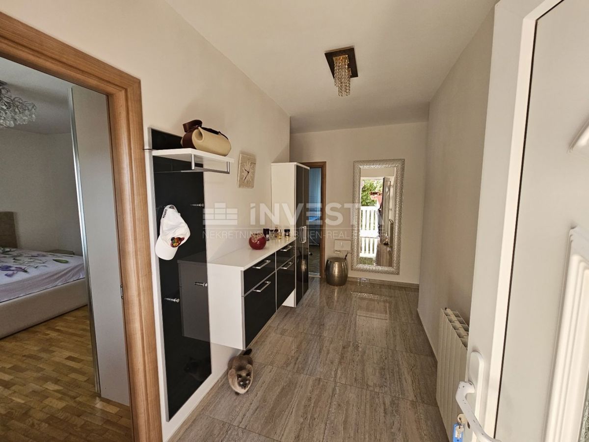 Center Ližnjana, hiša s tremi stanovanji, kletjo in garažo - UGODNO!