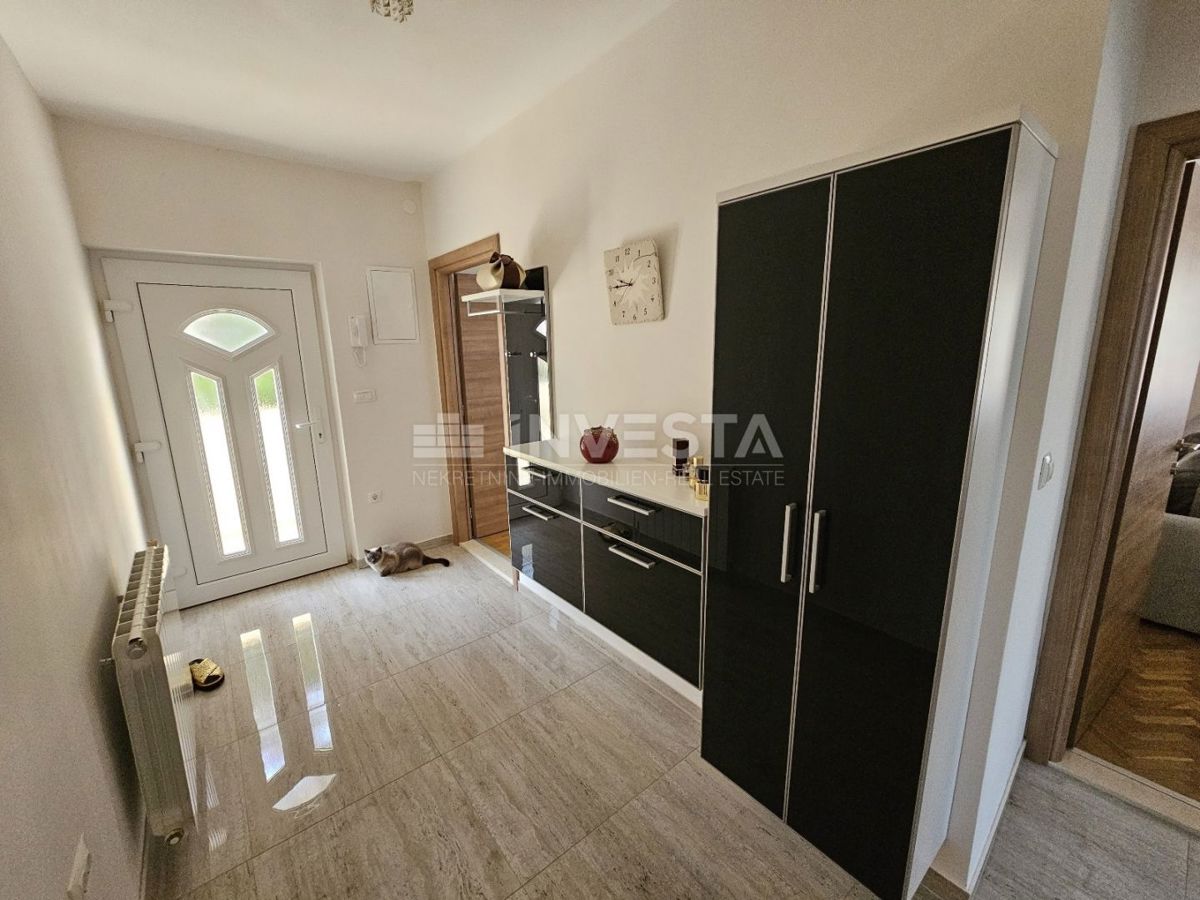 Center Ližnjana, hiša s tremi stanovanji, kletjo in garažo - UGODNO!
