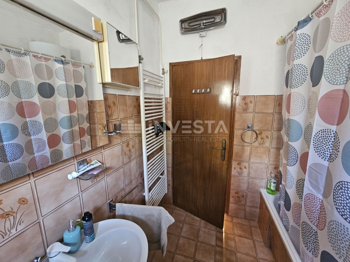 Center Ližnjana, hiša s tremi stanovanji, kletjo in garažo - UGODNO!