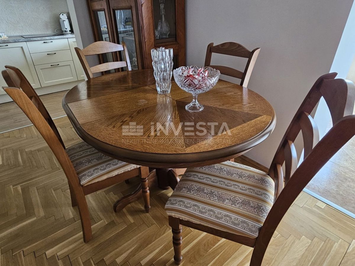 Center Ližnjana, hiša s tremi stanovanji, kletjo in garažo - UGODNO!
