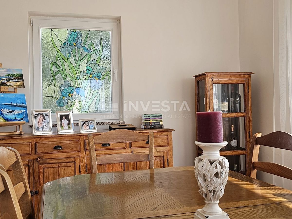 Center Ližnjana, hiša s tremi stanovanji, kletjo in garažo - UGODNO!