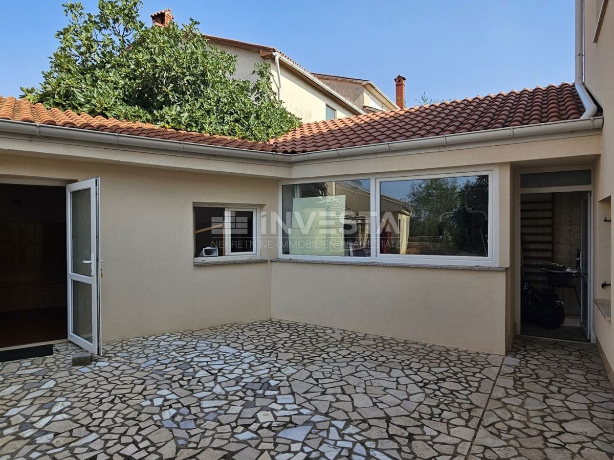 Center Ližnjana, hiša s tremi stanovanji, kletjo in garažo - UGODNO!
