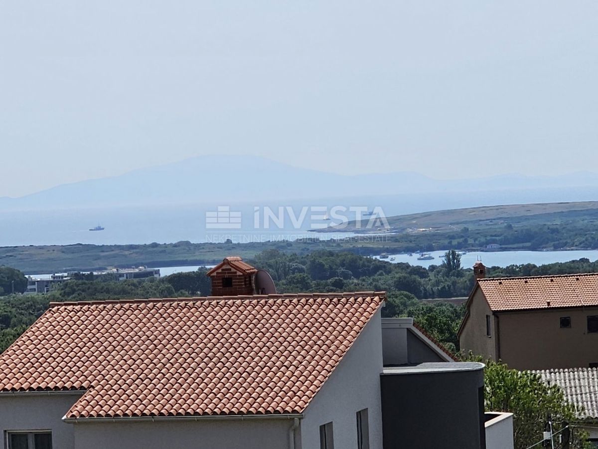 Center Ližnjana, hiša s tremi stanovanji, kletjo in garažo - UGODNO!