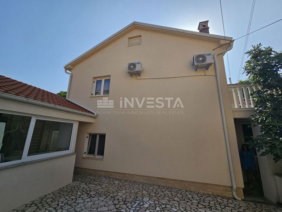 Center Ližnjana, hiša s tremi stanovanji, kletjo in garažo - UGODNO!