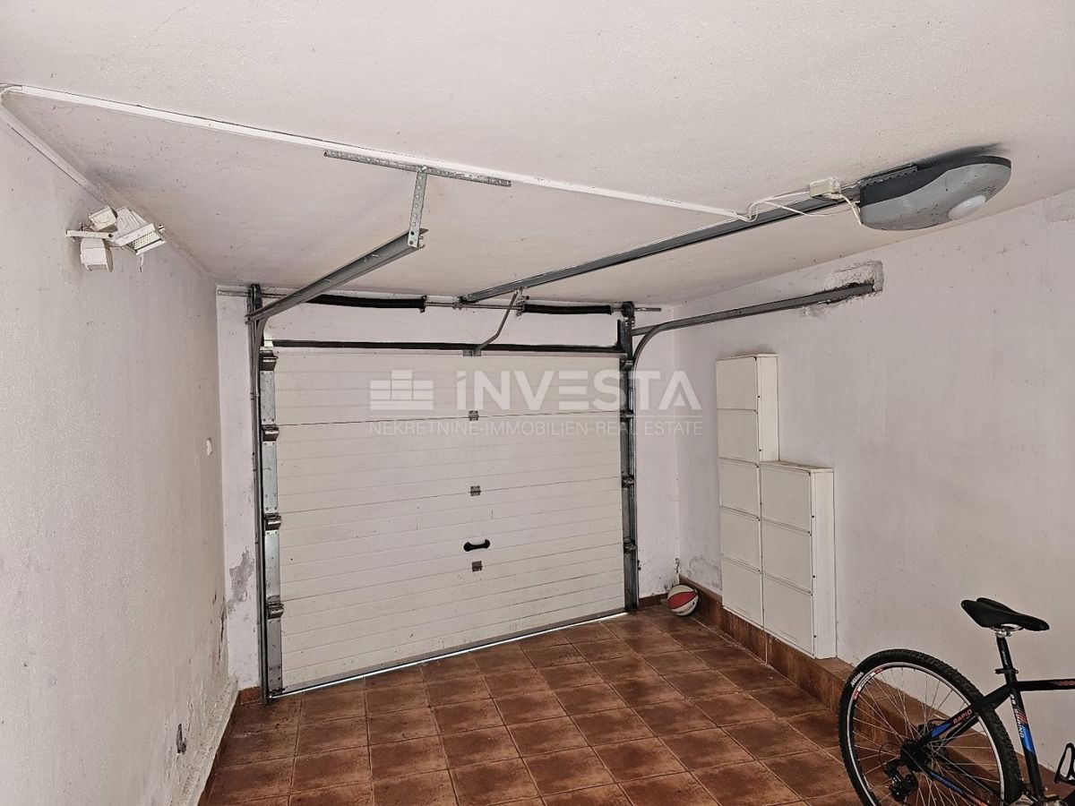 Center Ližnjana, hiša s tremi stanovanji, kletjo in garažo - UGODNO!
