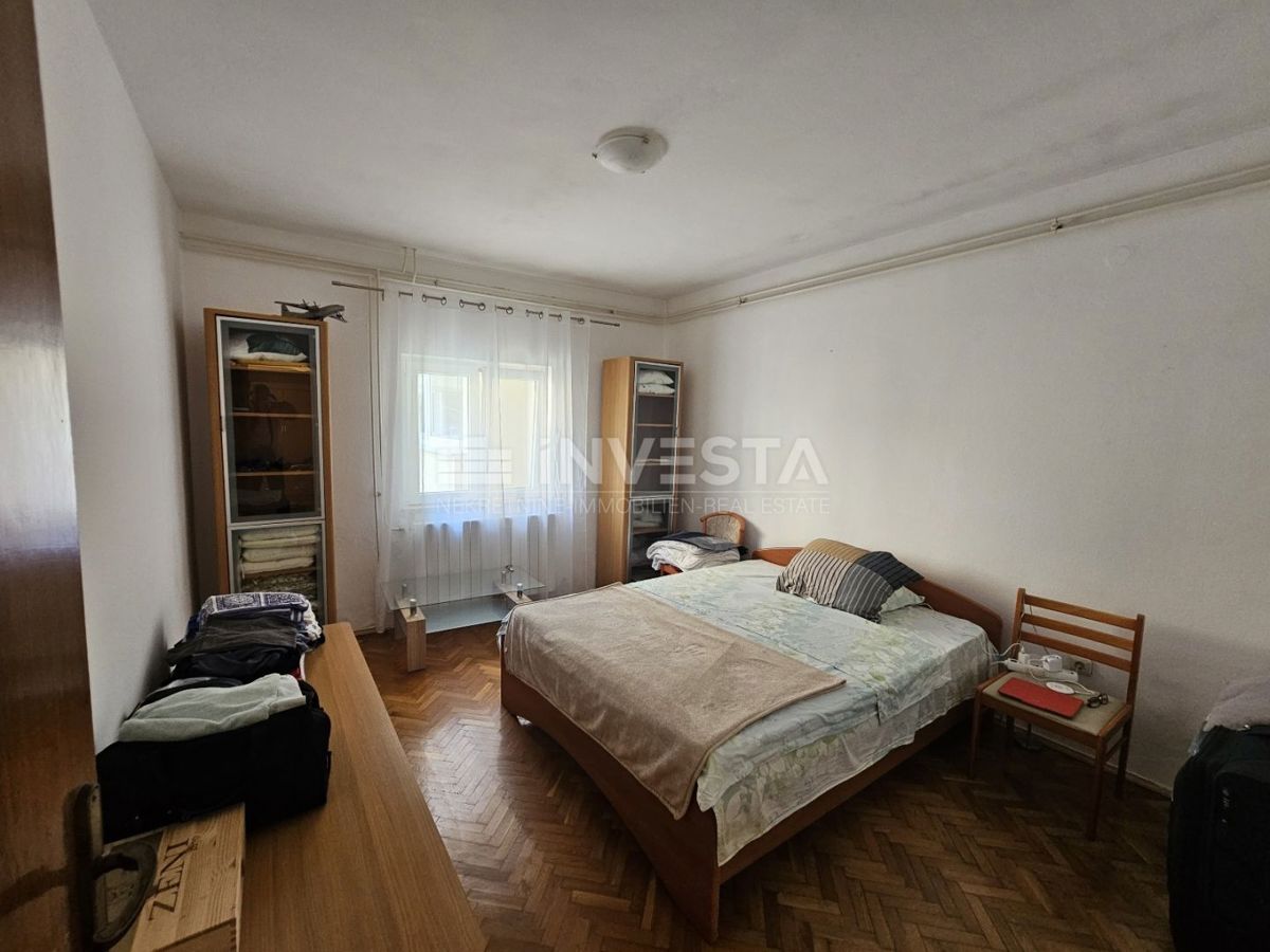 Center Ližnjana, hiša s tremi stanovanji, kletjo in garažo - UGODNO!