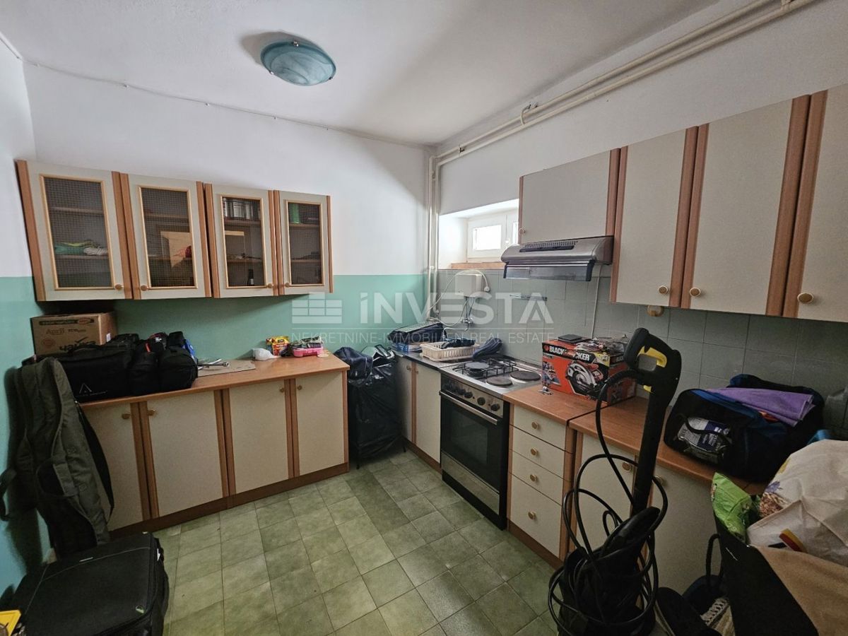 Center Ližnjana, hiša s tremi stanovanji, kletjo in garažo - UGODNO!
