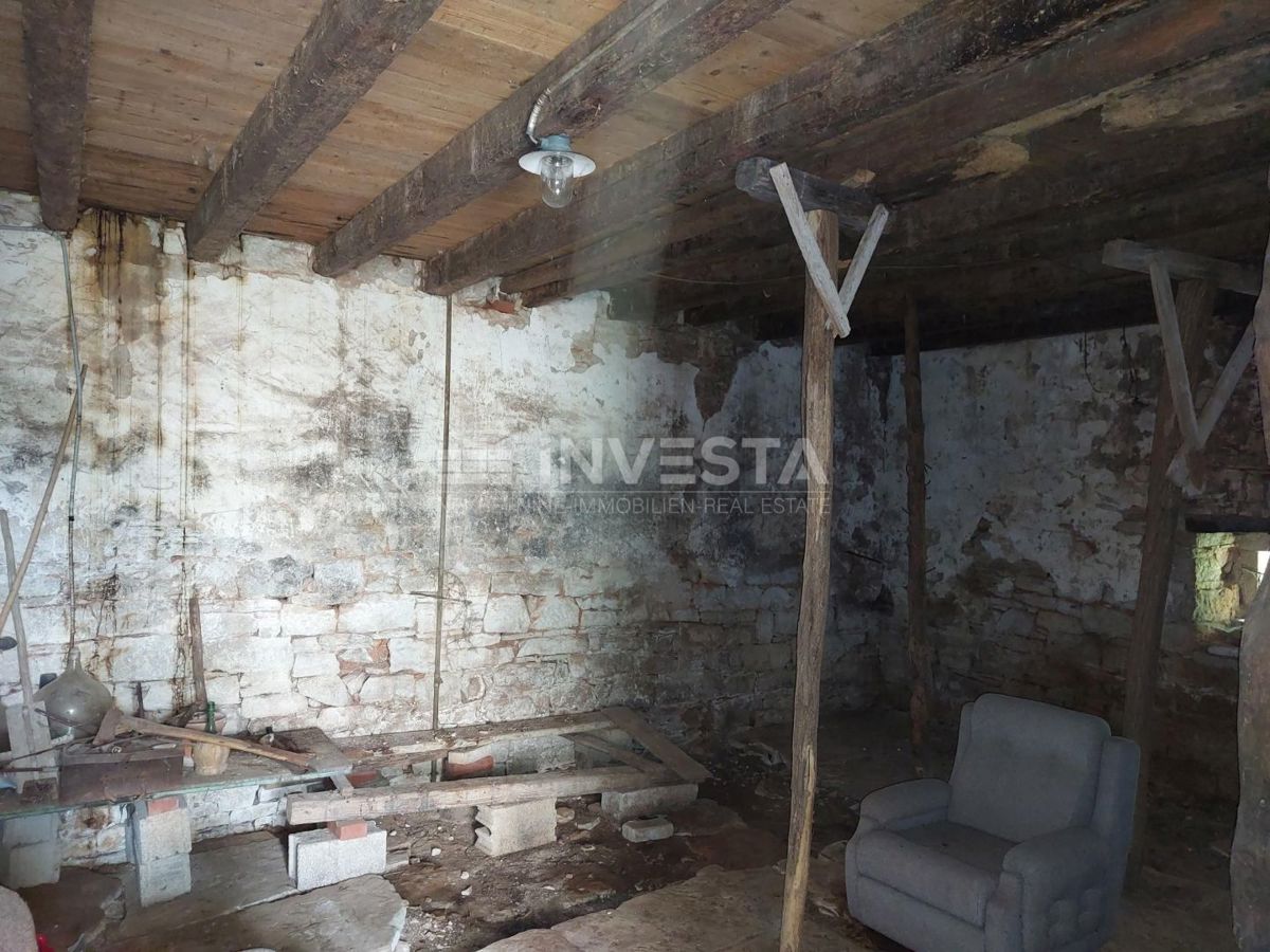 Polovično Zgrajena Avtohtona Istrska Hiša v Bližini Baderne