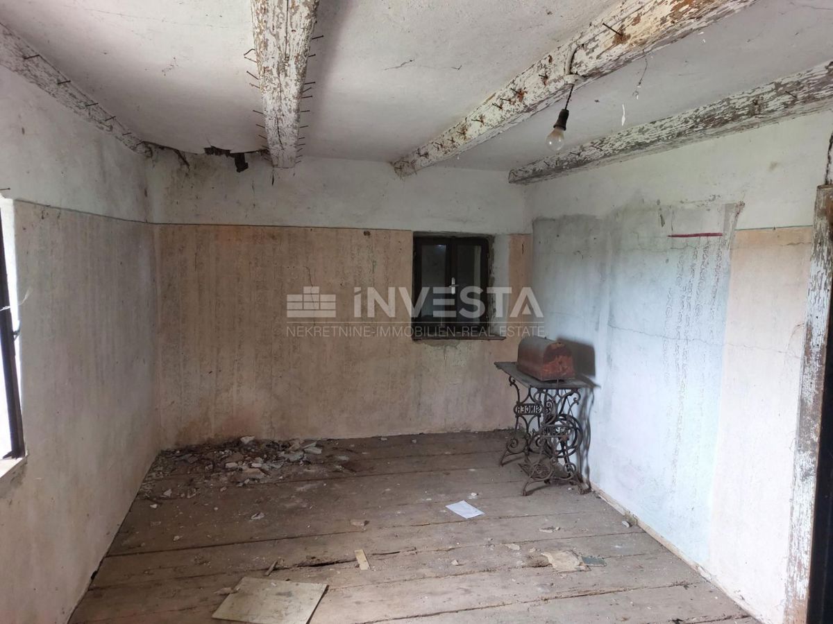 Polovično Zgrajena Avtohtona Istrska Hiša v Bližini Baderne