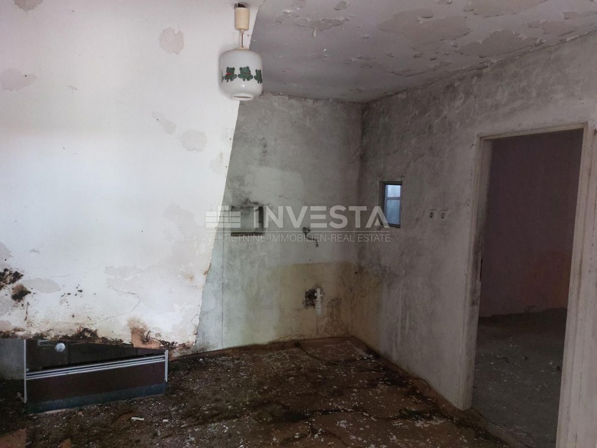 Polovično Zgrajena Avtohtona Istrska Hiša v Bližini Baderne