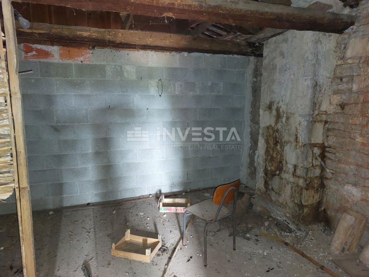 Polovično Zgrajena Avtohtona Istrska Hiša v Bližini Baderne