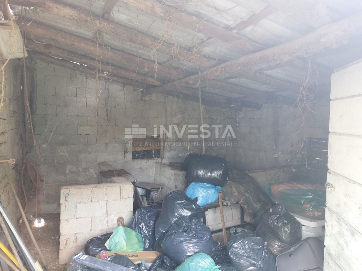 Polovično Zgrajena Avtohtona Istrska Hiša v Bližini Baderne