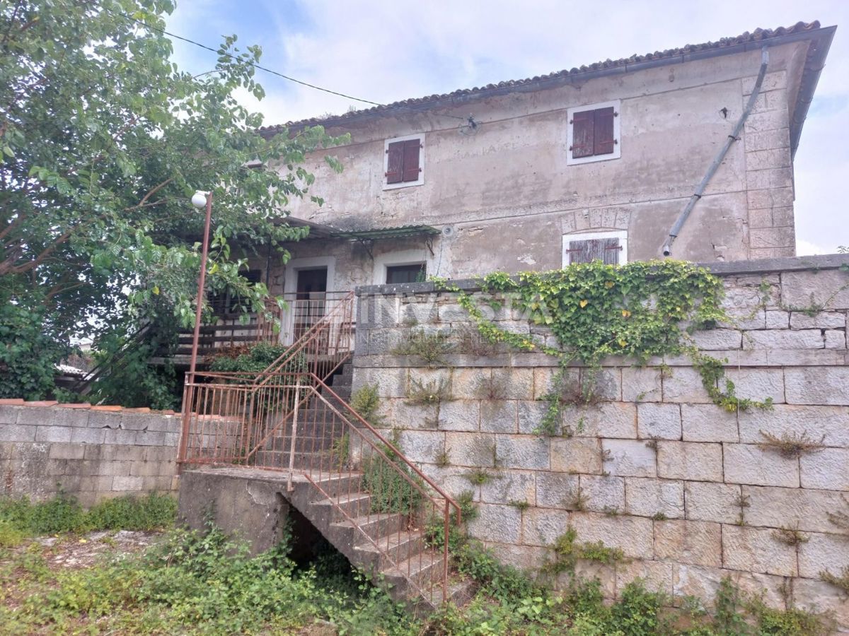 Polovično Zgrajena Avtohtona Istrska Hiša v Bližini Baderne