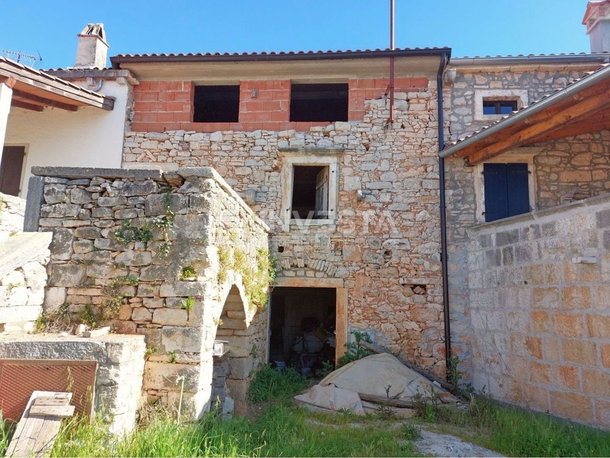 Okolica Poreča, kamnita hiša v nizu za obnovo z 250m2 vrta