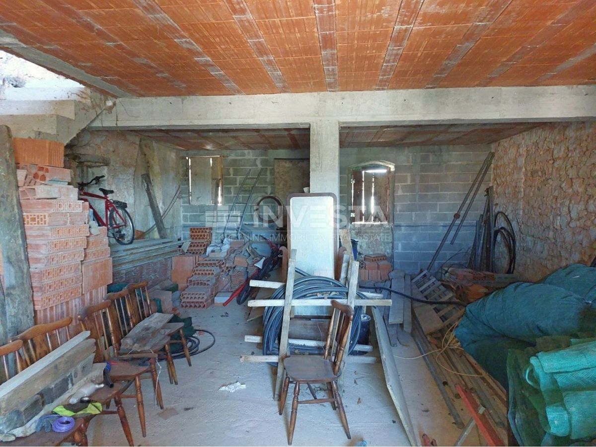 Okolica Poreča, kamnita hiša v nizu za obnovo z 250m2 vrta