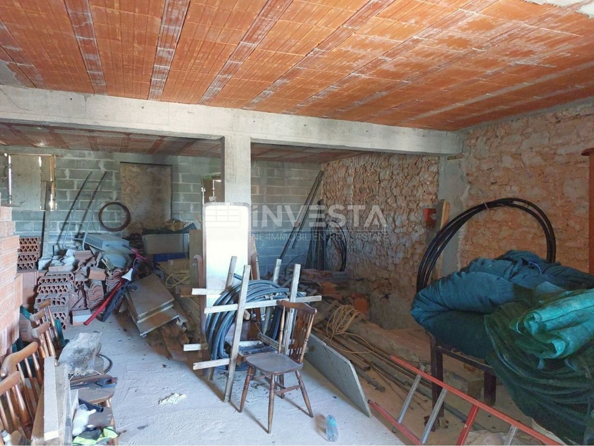 Okolica Poreča, kamnita hiša v nizu za obnovo z 250m2 vrta