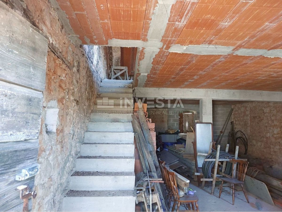 Okolica Poreča, kamnita hiša v nizu za obnovo z 250m2 vrta