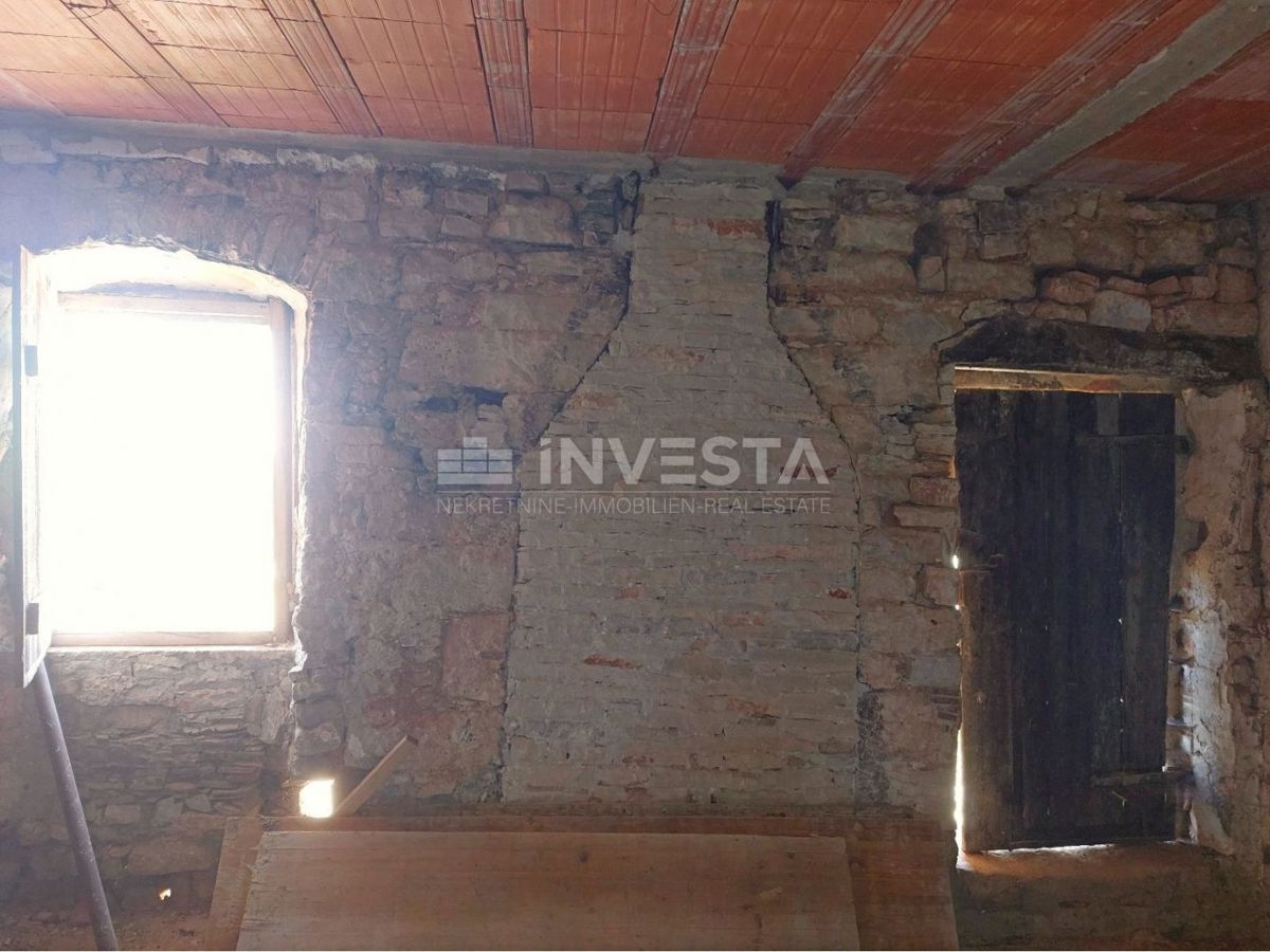 Okolica Poreča, kamnita hiša v nizu za obnovo z 250m2 vrta