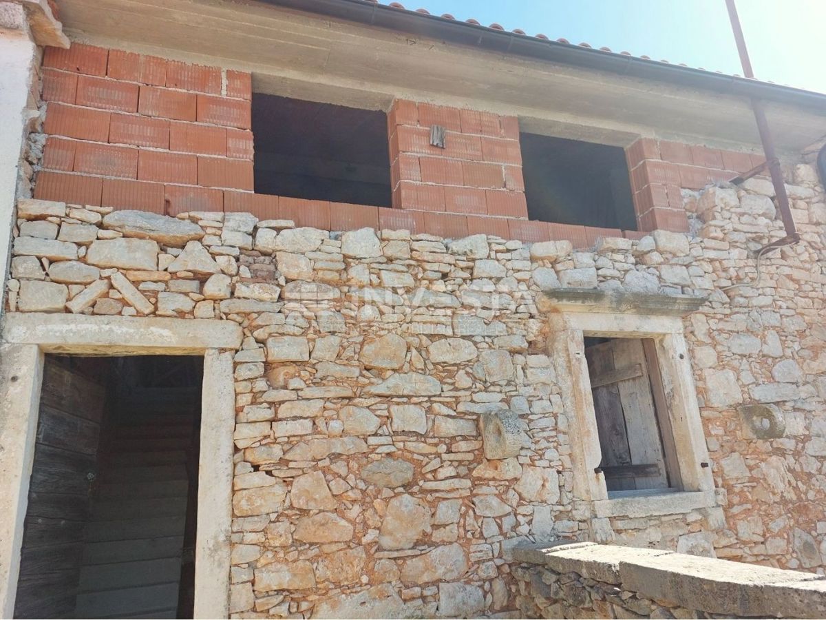 Okolica Poreča, kamnita hiša v nizu za obnovo z 250m2 vrta