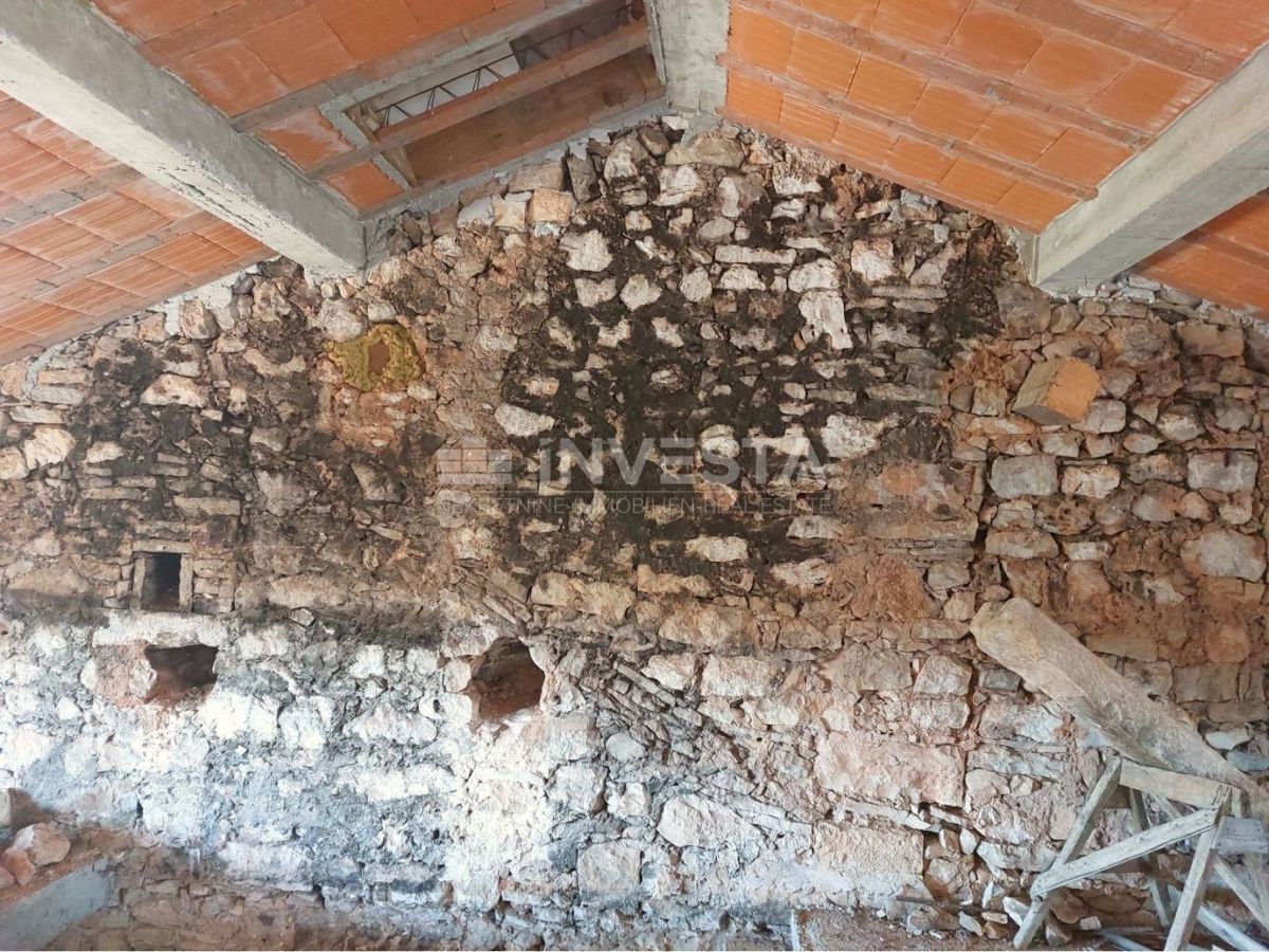 Okolica Poreča, kamnita hiša v nizu za obnovo z 250m2 vrta
