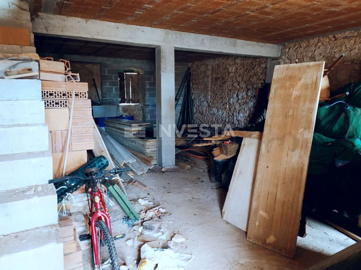 Okolica Poreča, kamnita hiša v nizu za obnovo z 250m2 vrta