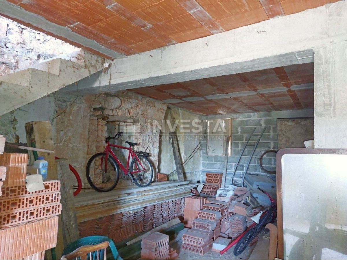 Okolica Poreča, kamnita hiša v nizu za obnovo z 250m2 vrta