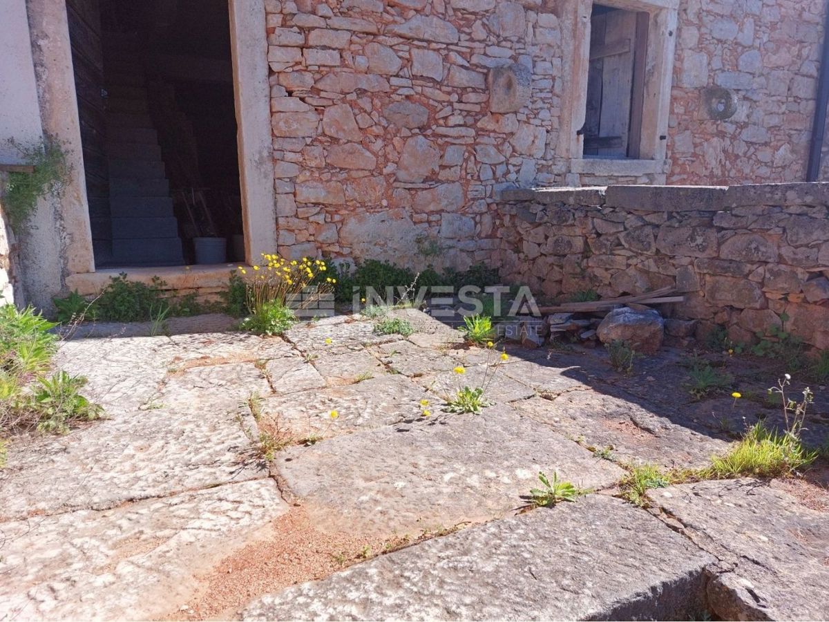 Okolica Poreča, kamnita hiša v nizu za obnovo z 250m2 vrta