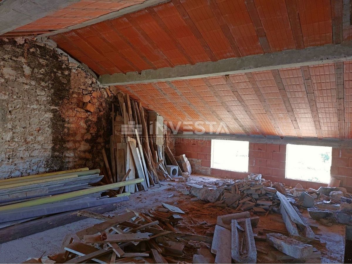 Okolica Poreča, kamnita hiša v nizu za obnovo z 250m2 vrta