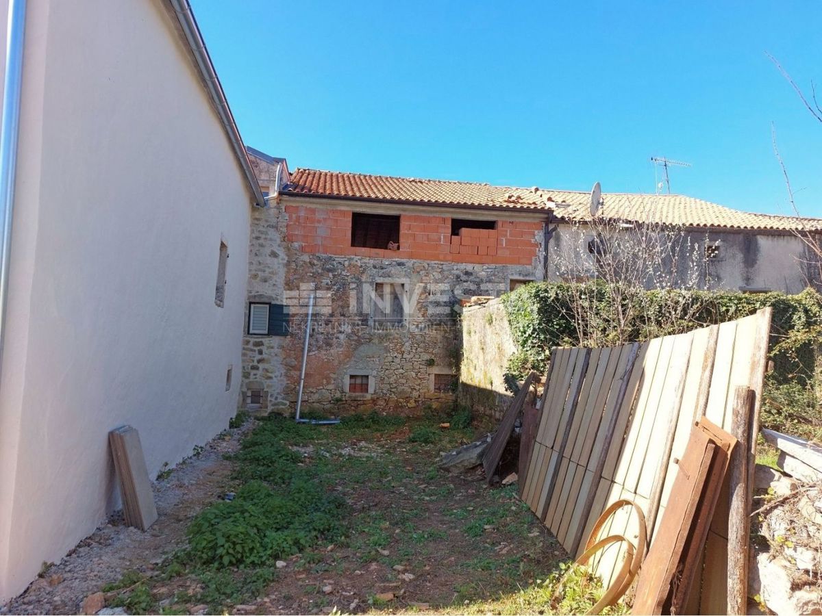 Okolica Poreča, kamnita hiša v nizu za obnovo z 250m2 vrta