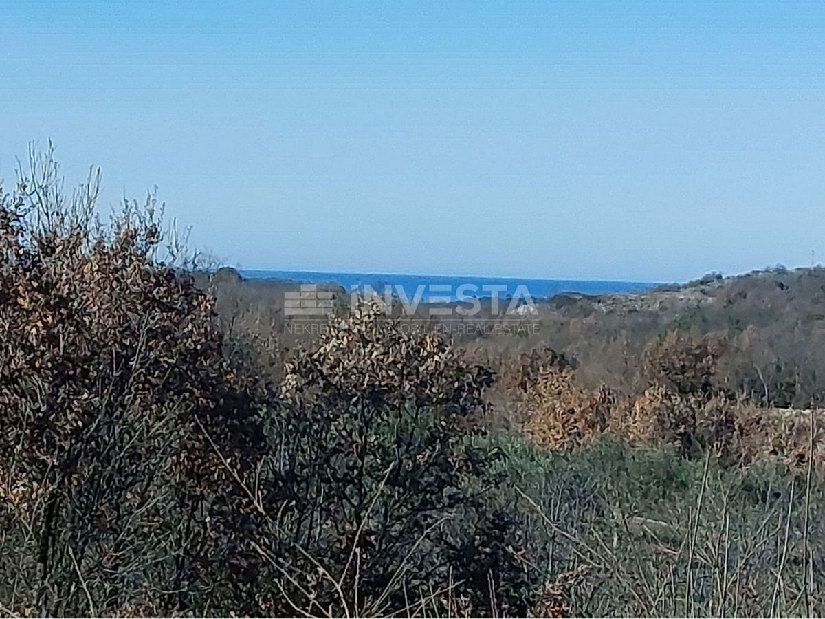 Lovreč, stanovanjsko poslovni objekt z velikim zemljiščem