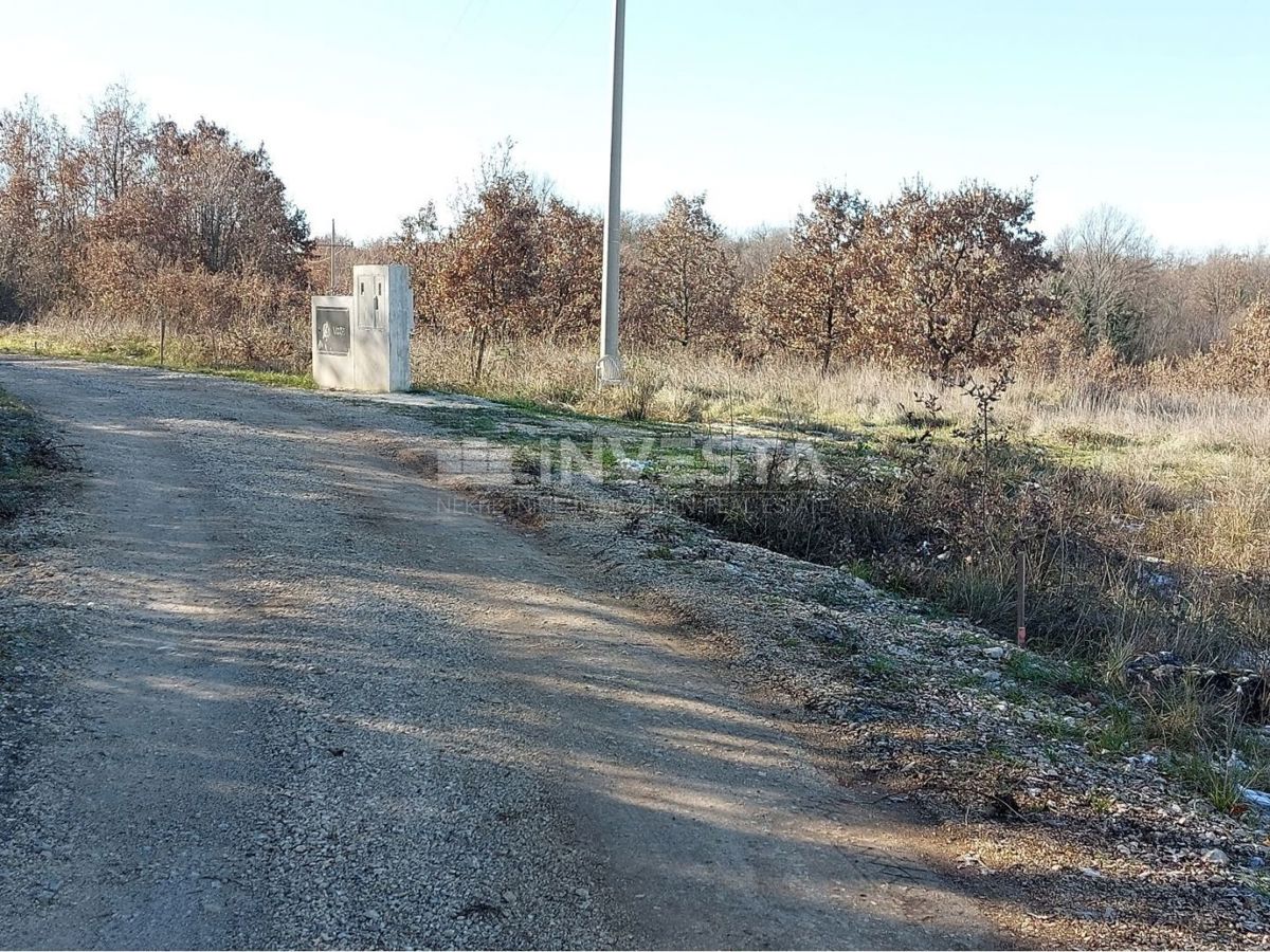 Lovreč, stanovanjsko poslovni objekt z velikim zemljiščem