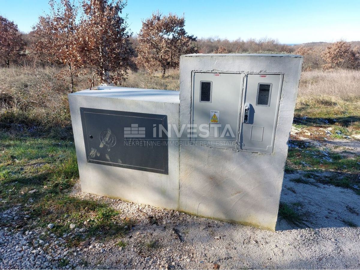 Lovreč, stanovanjsko poslovni objekt z velikim zemljiščem