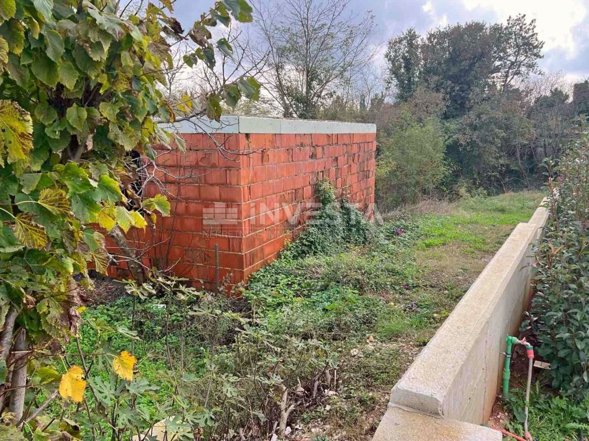 Okolica Krnice, zazidljivo zemljišče z začeto gradnjo
