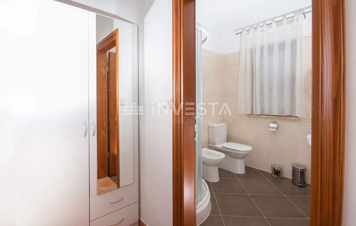 Hrvaška, Istra, okolica Vodnjana, lepo urejena vila z bazenom in garažo, 3 spalnice