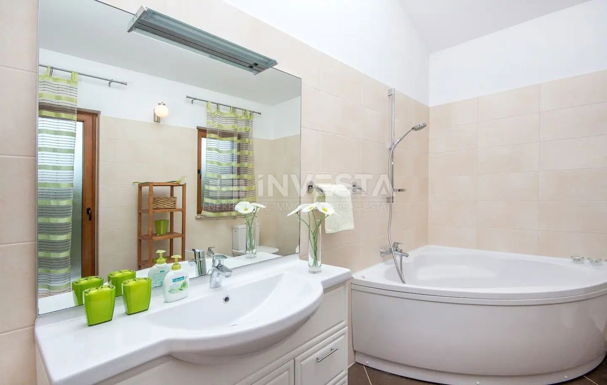 Hrvaška, Istra, okolica Vodnjana, lepo urejena vila z bazenom in garažo, 3 spalnice