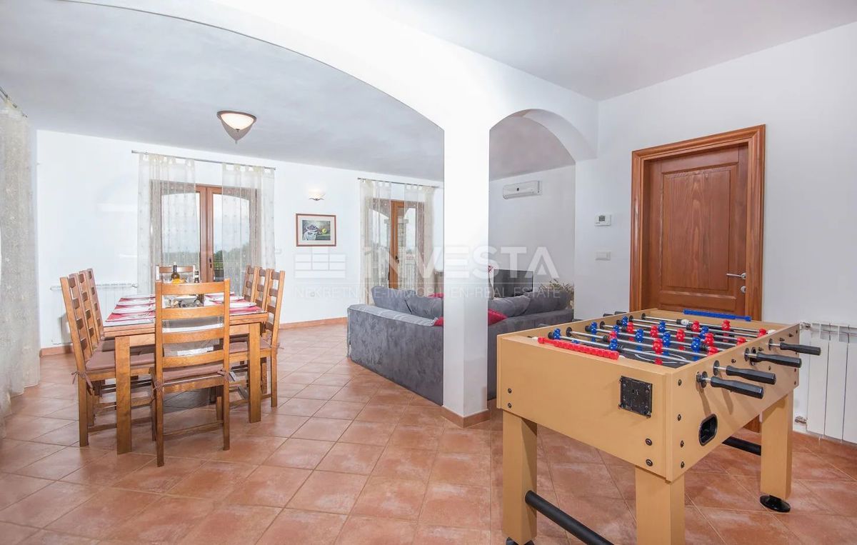 Hrvaška, Istra, okolica Vodnjana, lepo urejena vila z bazenom in garažo, 3 spalnice