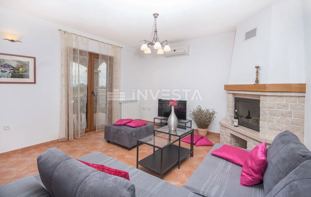 Hrvaška, Istra, okolica Vodnjana, lepo urejena vila z bazenom in garažo, 3 spalnice