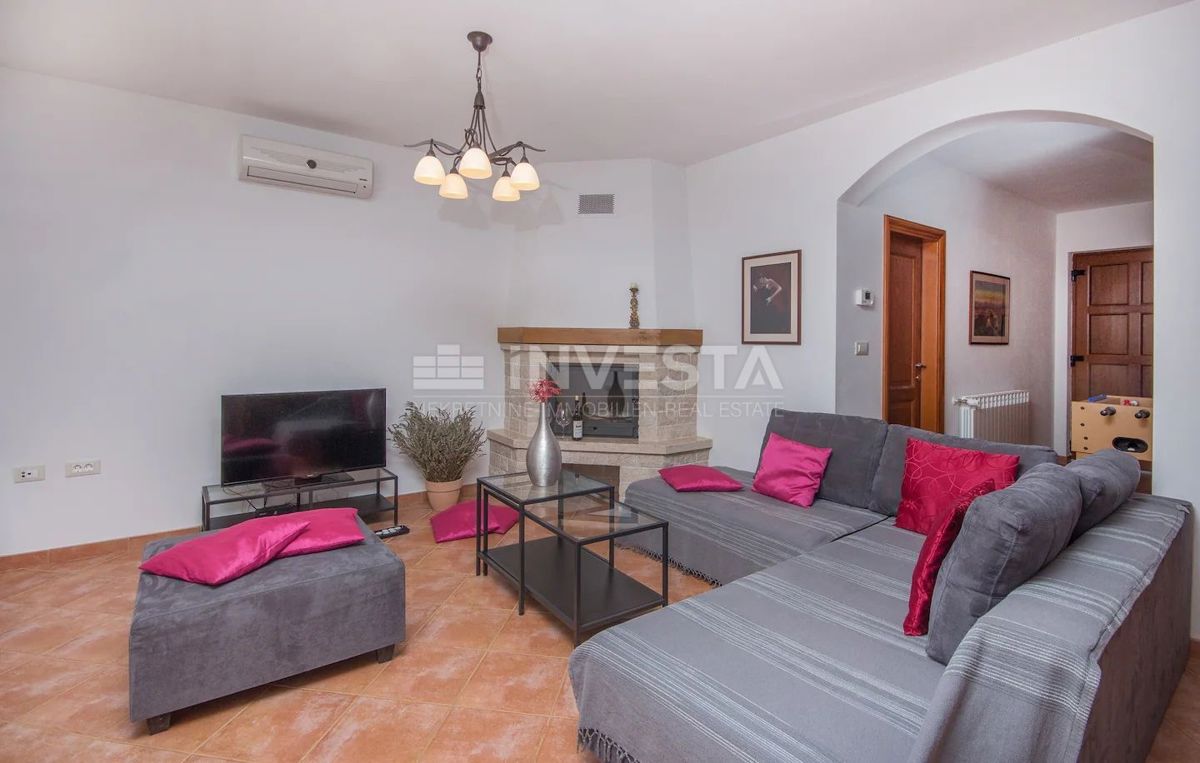 Hrvaška, Istra, okolica Vodnjana, lepo urejena vila z bazenom in garažo, 3 spalnice
