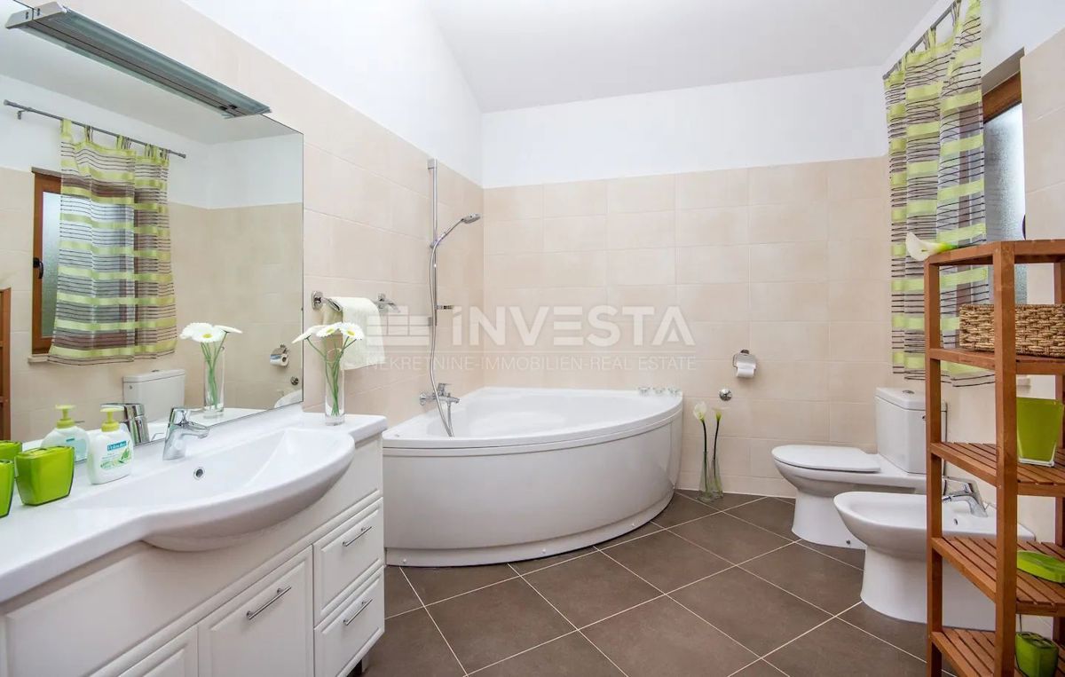 Hrvaška, Istra, okolica Vodnjana, lepo urejena vila z bazenom in garažo, 3 spalnice