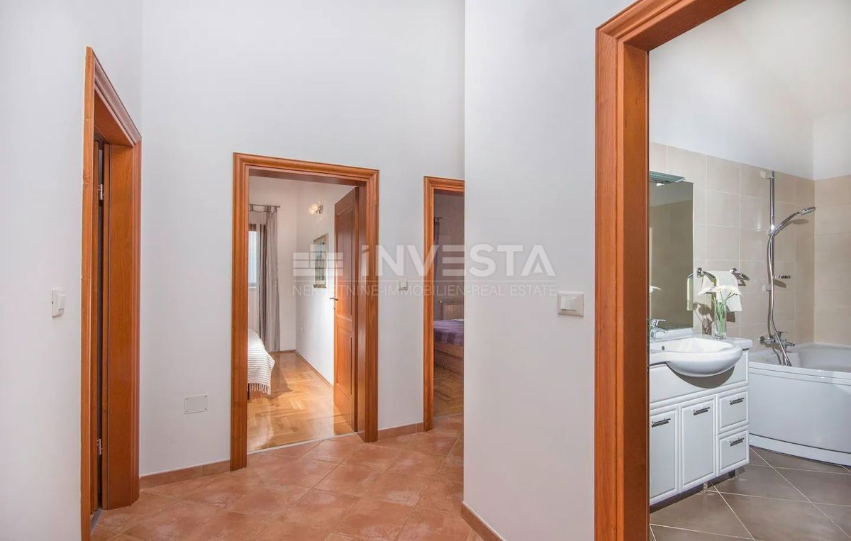 Hrvaška, Istra, okolica Vodnjana, lepo urejena vila z bazenom in garažo, 3 spalnice